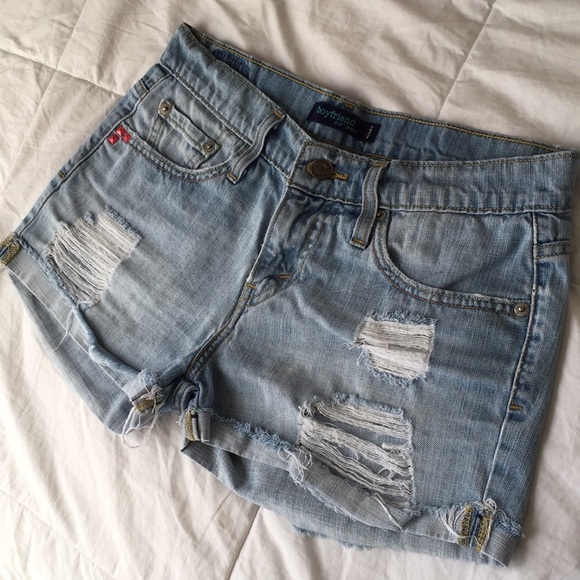Destroyed Levi’s shorts - Picture 3 of 7